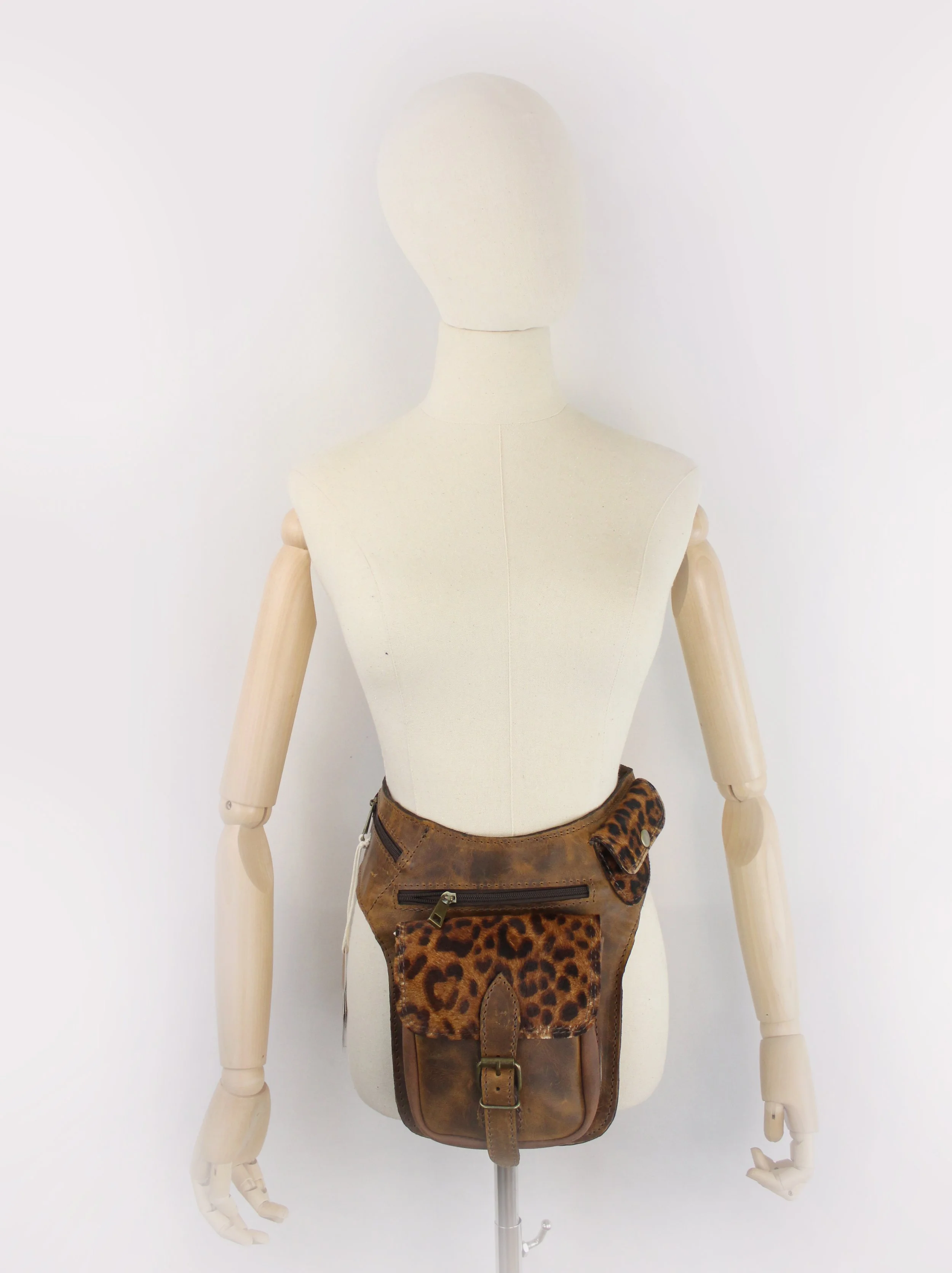 千*様 GINZI leather waist poach kmrii lgb kari | KMRii x L.G.B. Studded & Spiked Leather Pouch Belt Sold for